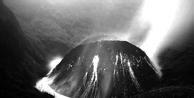 Kelud Volcano Erupts, Hundreds of Thousands Evacuated