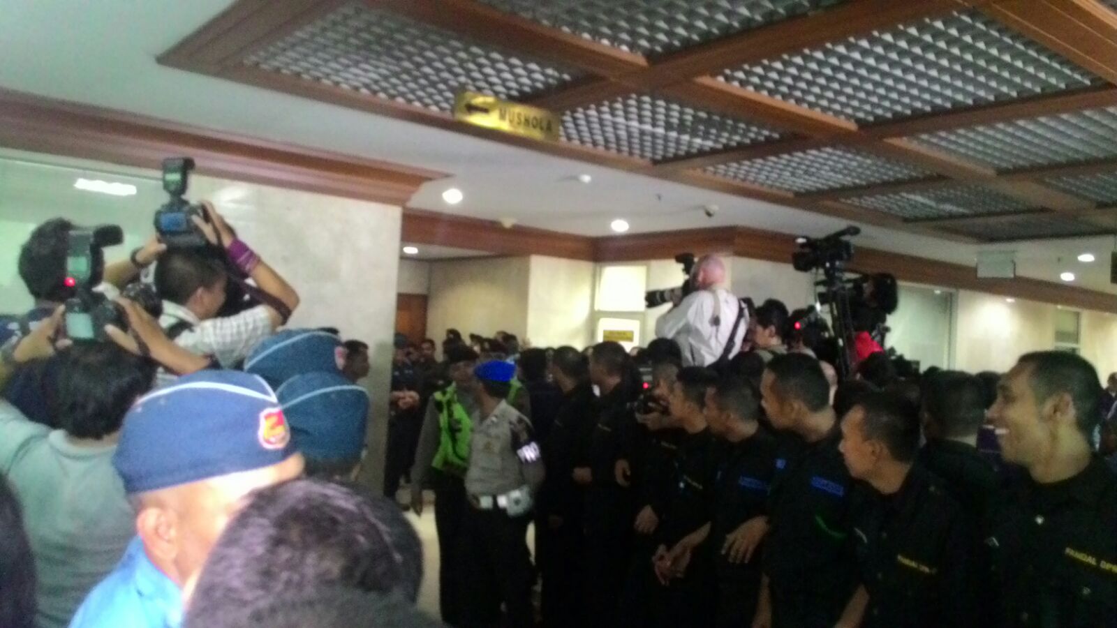 Tens of Security Officers Guard Courtroom of Novanto’s Ethics Trial